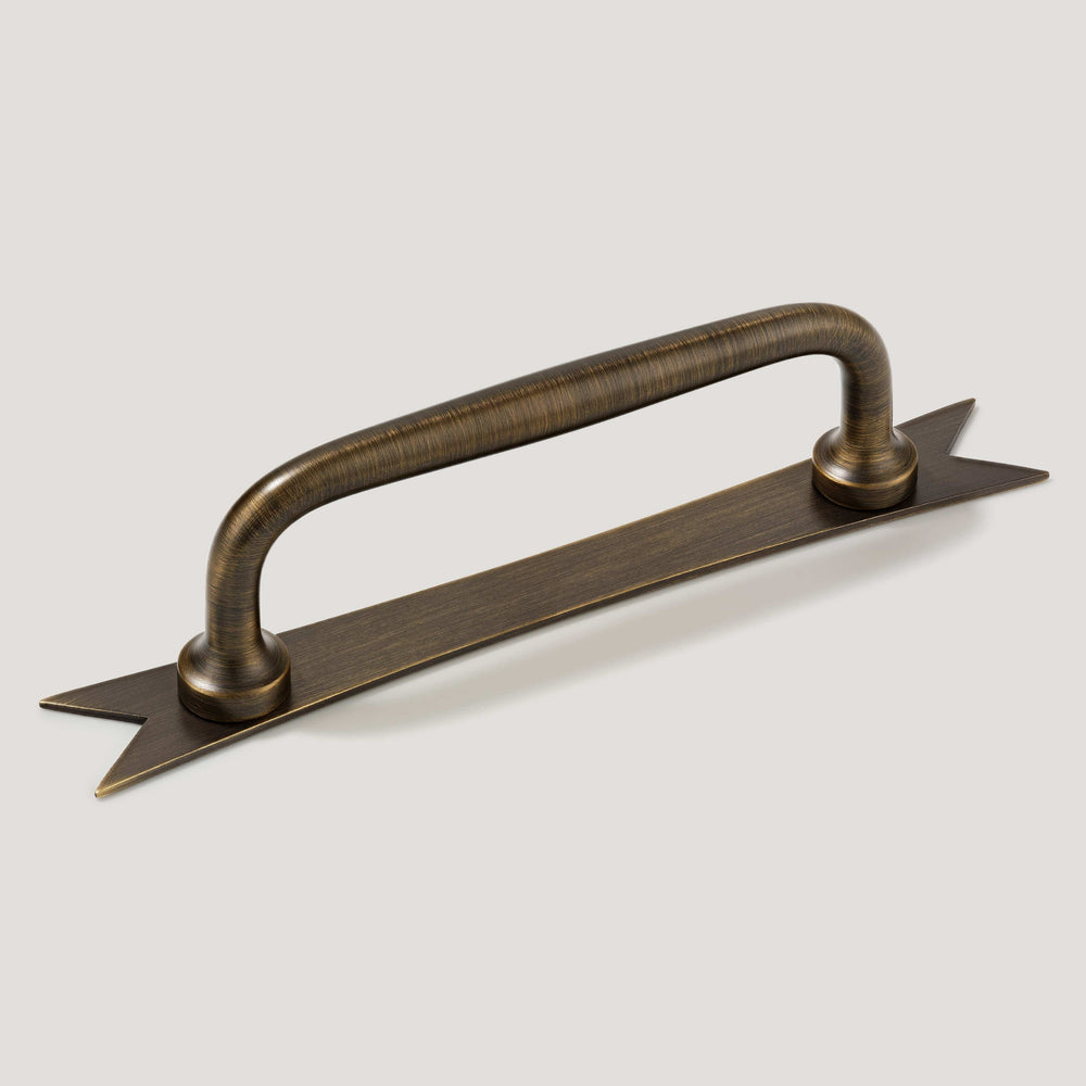 ELIZA Pull with Ribbon Backplate - Antique Brass