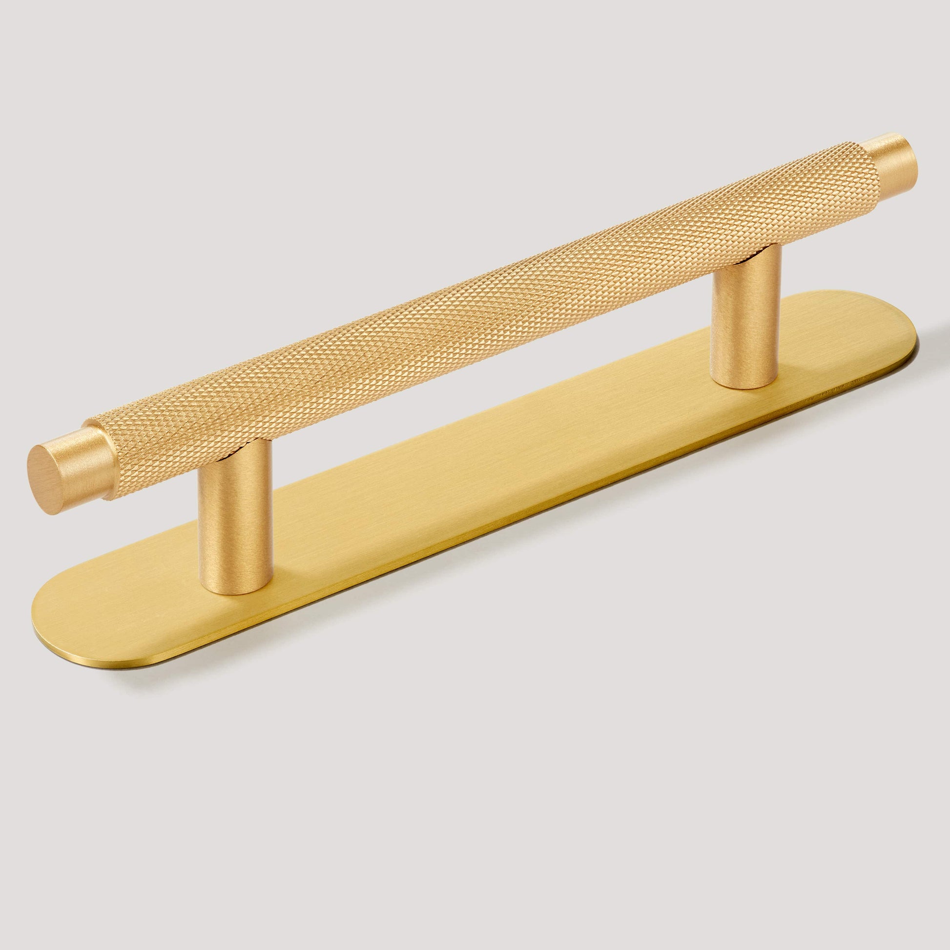 Plank Hardware 6.30'' (3.78'' CC) / Pull with Round Backplate KEPLER Knurled Pull - Brass