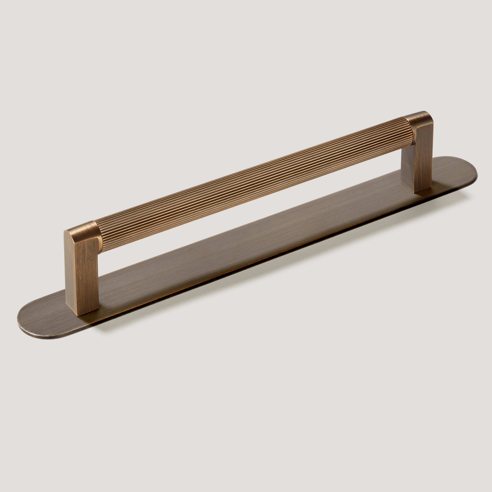 Plank Hardware 6.69'' (6.30'' CC) / Pull with Backplate BECKER Grooved D-Bar Pull - Antique Brass
