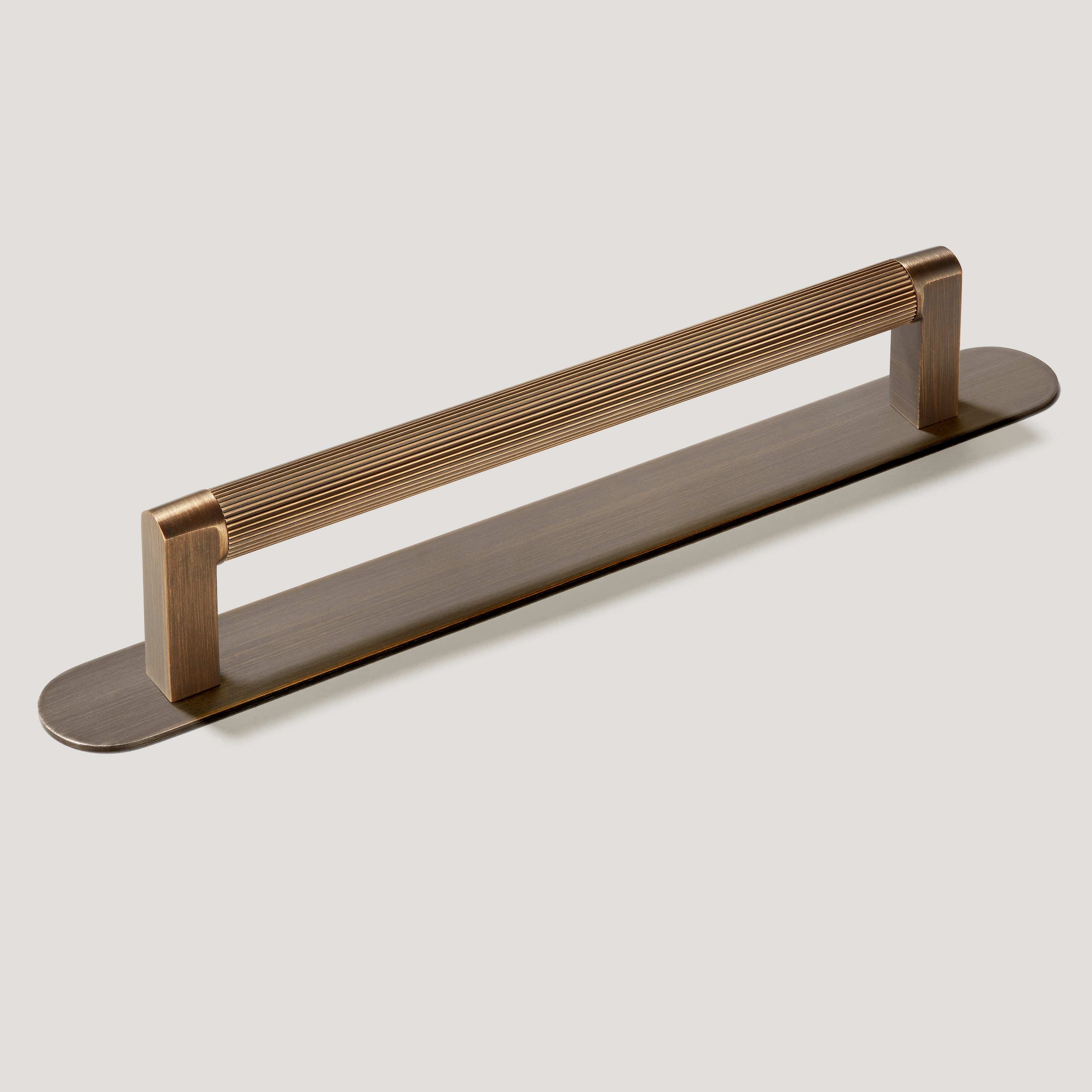 Plank Hardware 6.69'' (6.30'' CC) / Pull with Backplate BECKER Grooved D-Bar Pull - Antique Brass