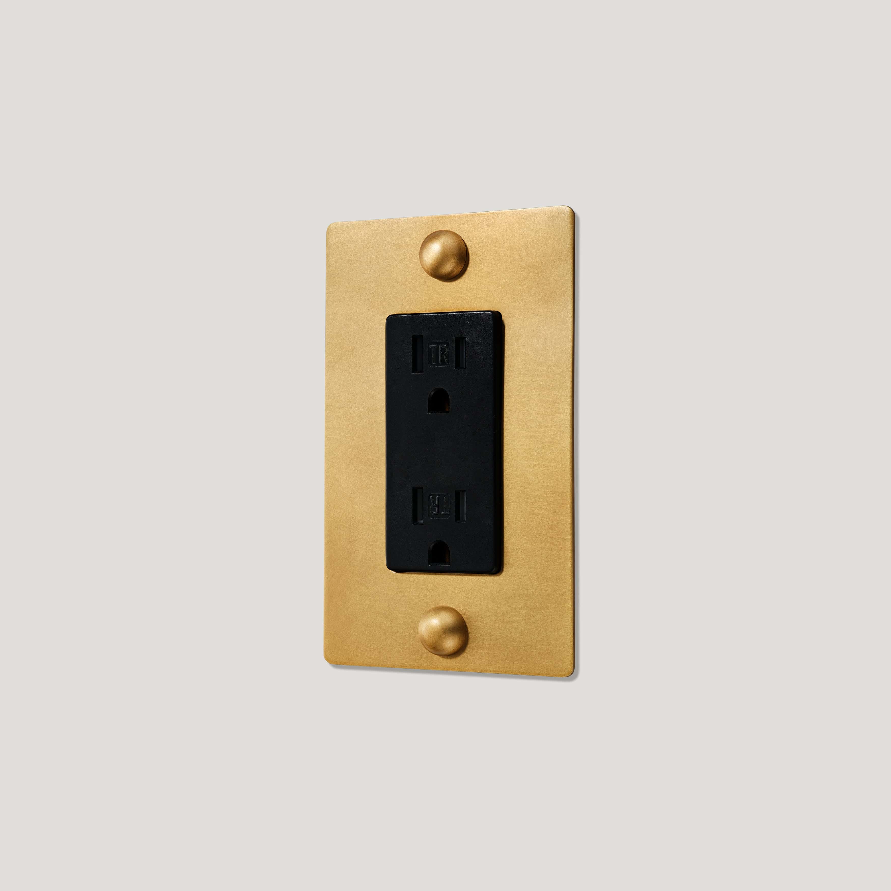Plank Hardware JASPER 1G 15A Outlet - Heritage Brass