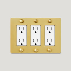 Plank Hardware JASPER 3G 15A Outlet - Brass