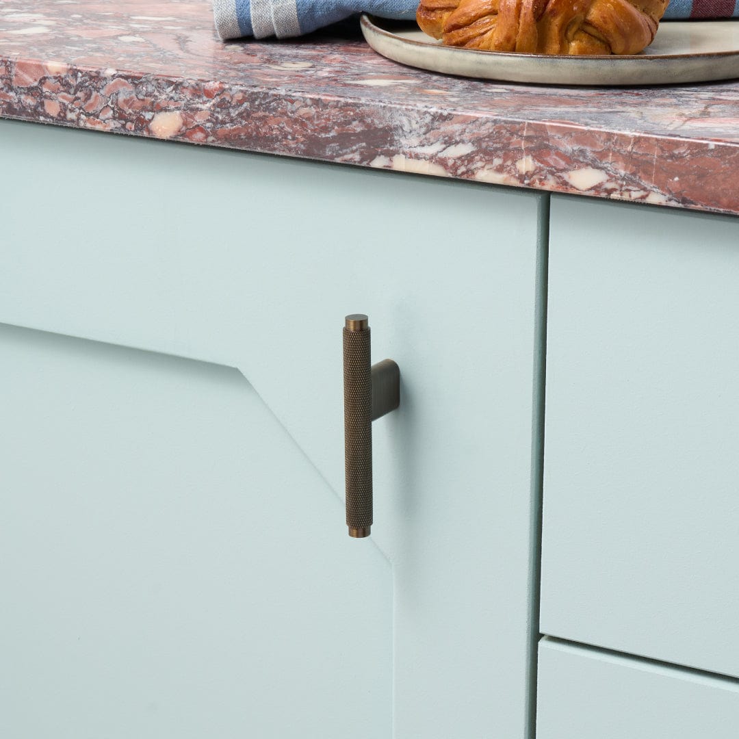 Plank Hardware KEPLER Knurled L-Bar Pull - Antique Brass