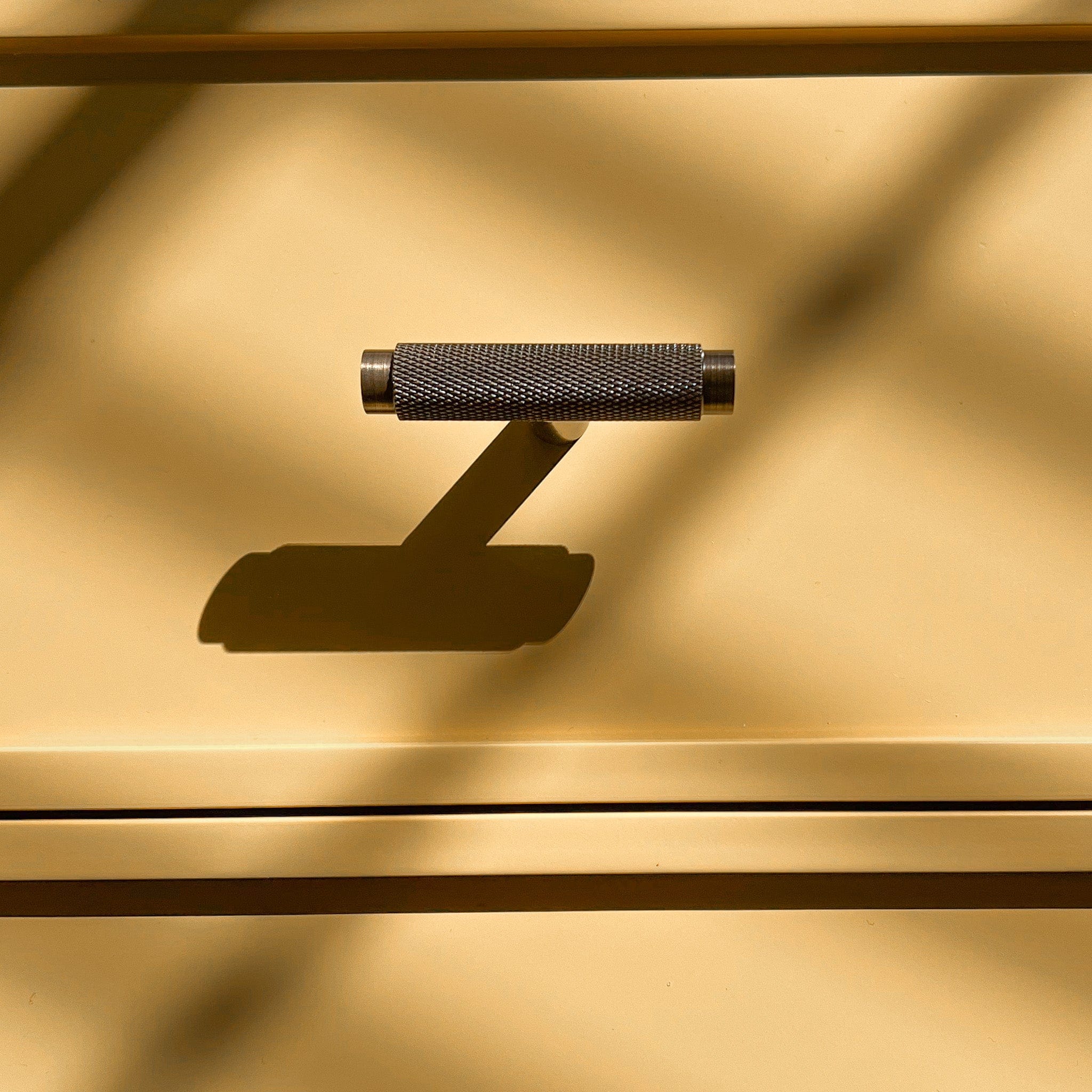 Plank Hardware KEPLER Knurled Single T Pull - Antique Brass