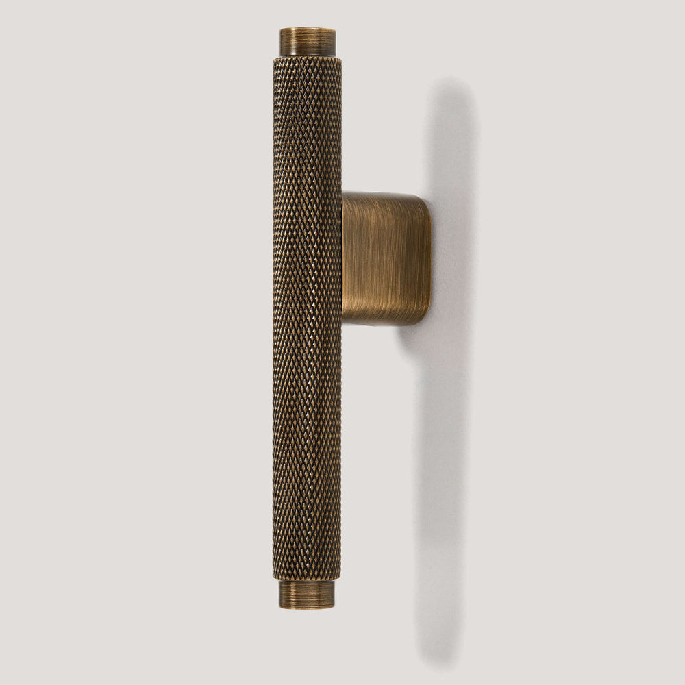 KEPLER Knurled L-Bar Pull - Antique Brass